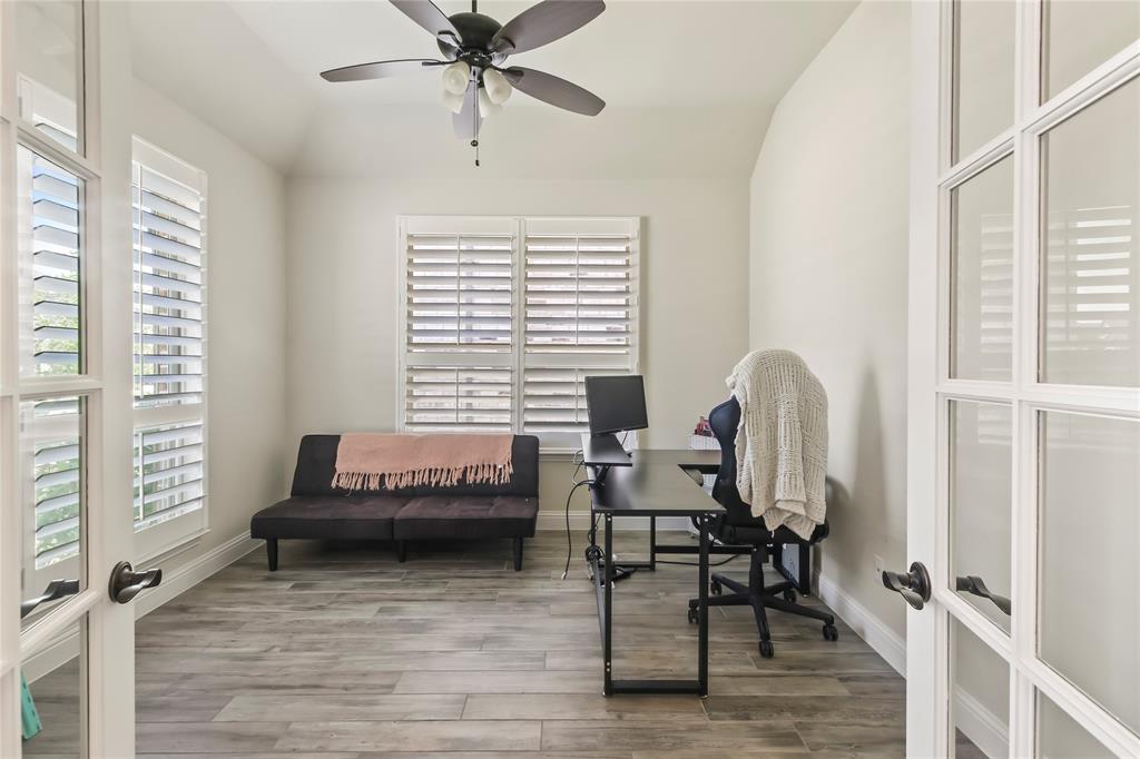 1316 Stoneleigh Place Property Photo 4
