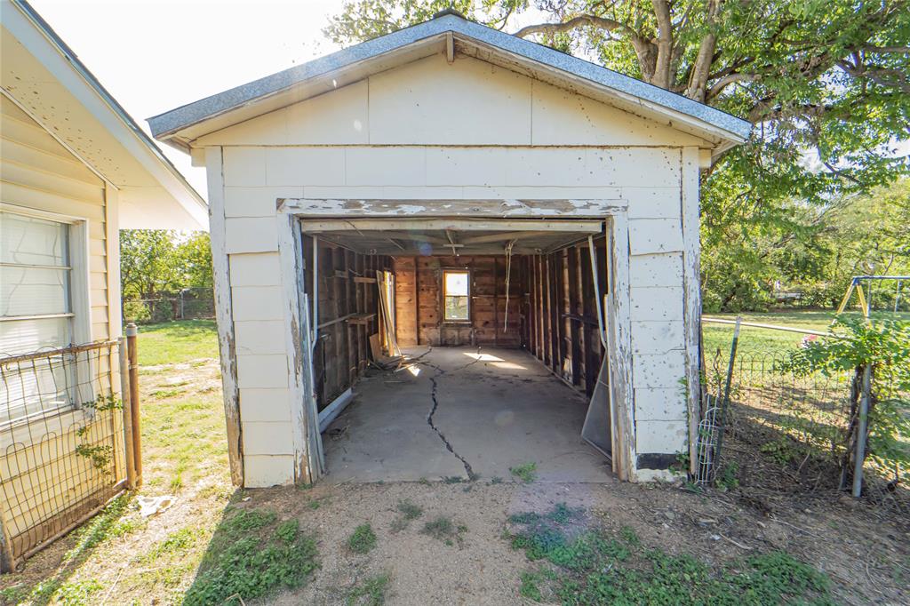304 N Geneva Street Property Photo 17