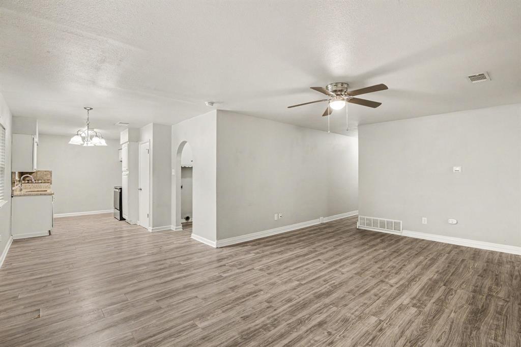 902 Kerry Street Property Photo 4