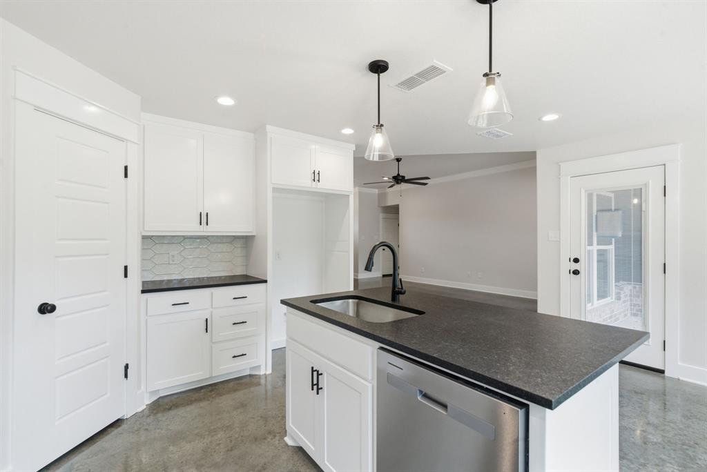 105 Graystone Property Photo 3
