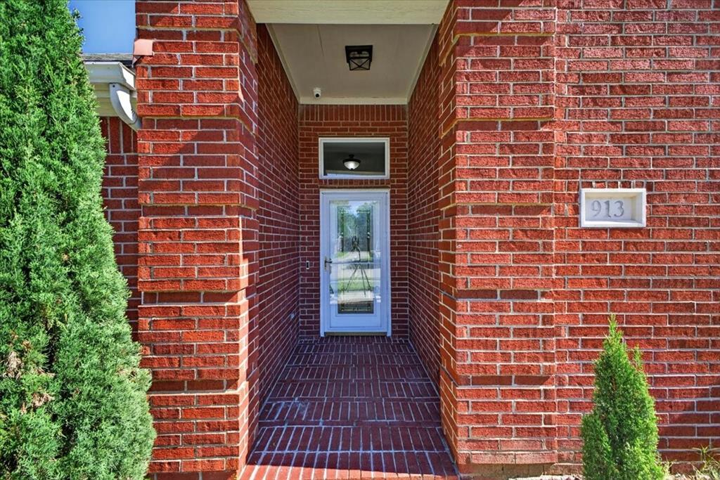 913 Chapel Drive Property Photo 2