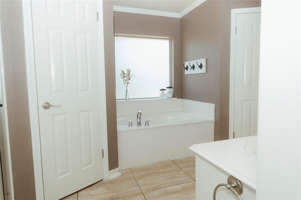 9106 Summer Tree Circle 1 Property Photo 12