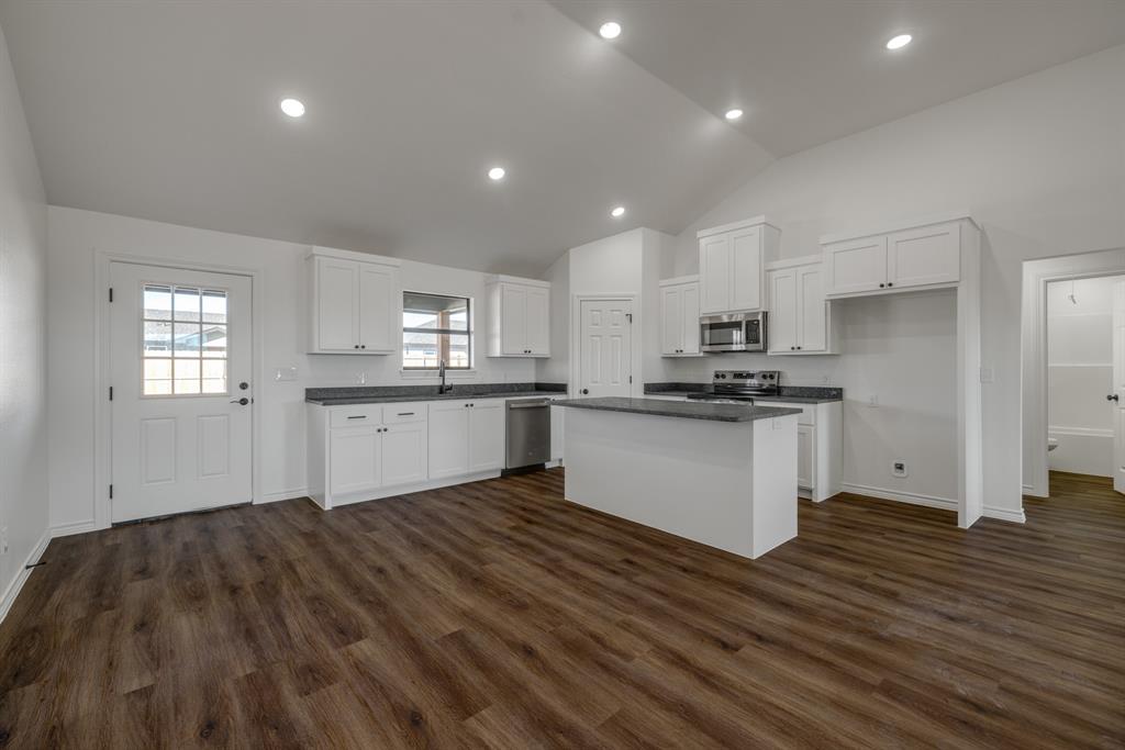 1032 Savage Way Property Photo 6