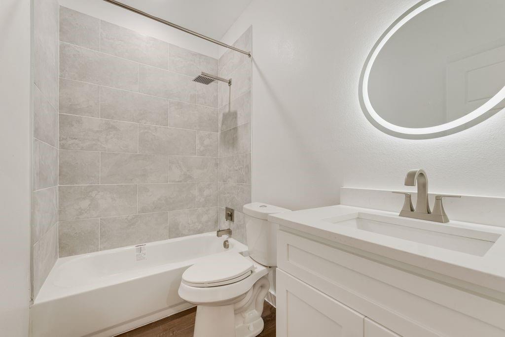 2706 Lenway Street Property Photo 6