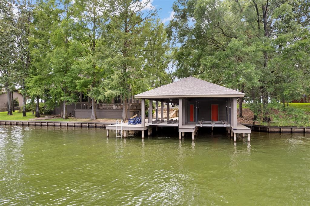 785 Windy Point Drive Property Photo 4