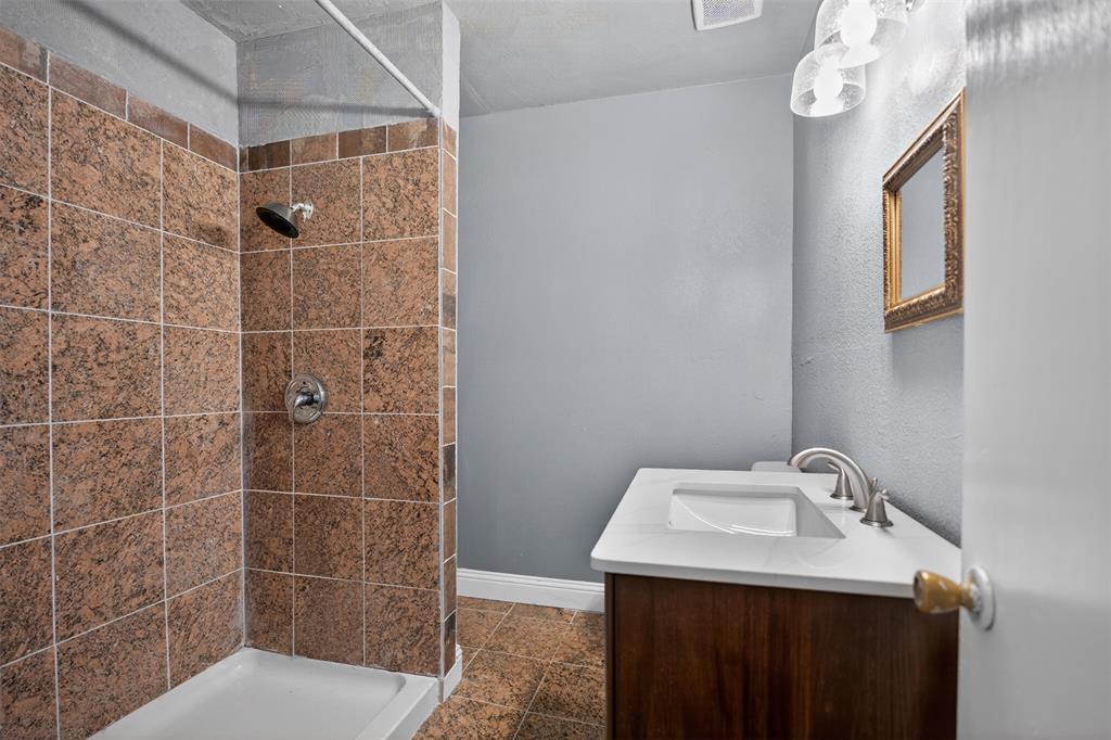 604 Graham Street Property Photo 23