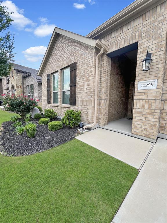 11229 Yellow Rose Way Property Photo 3