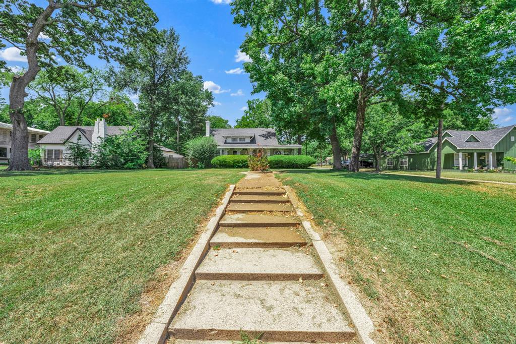 605 Davis Street Property Photo 2