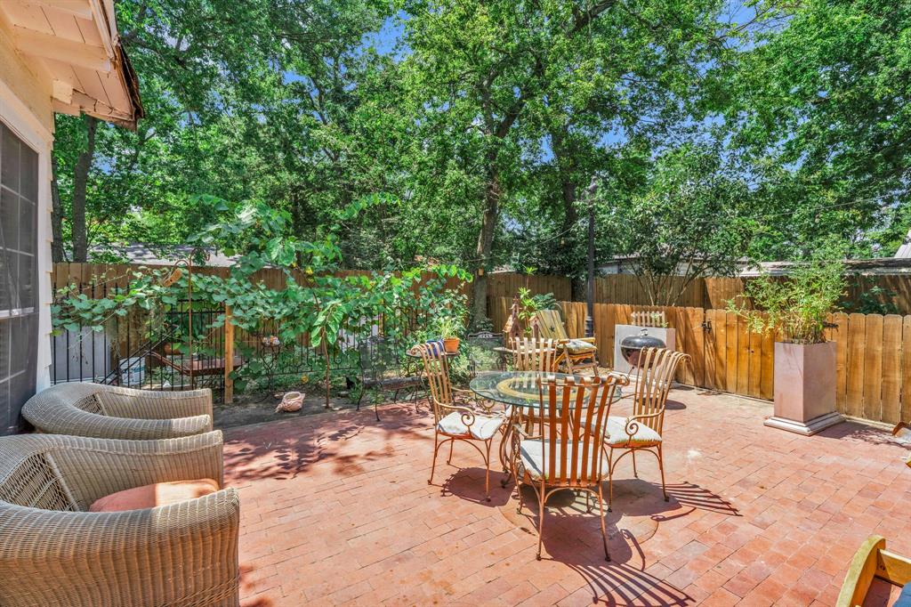 605 Davis Street Property Photo 5