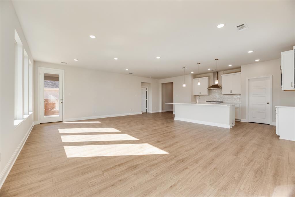 1916 Beeflower Street Property Photo 8