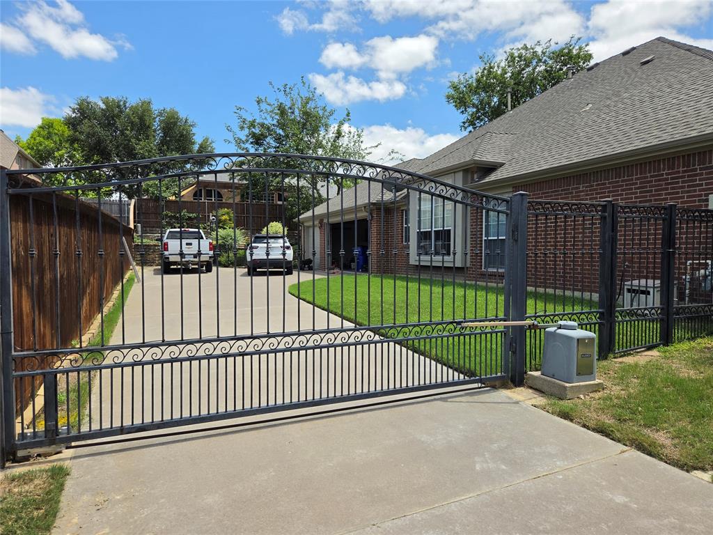 1004 Dover Heights Trail Property Photo 2