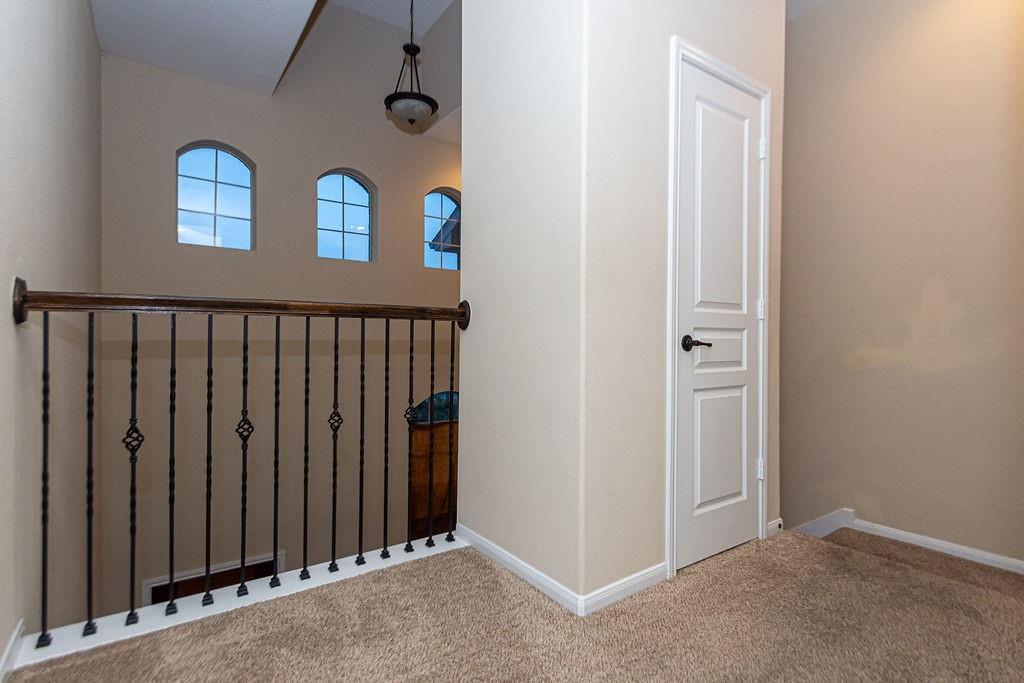 9158 Sunlight Oak Lane Property Photo 4