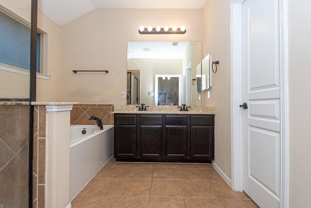 9158 Sunlight Oak Lane Property Photo 8