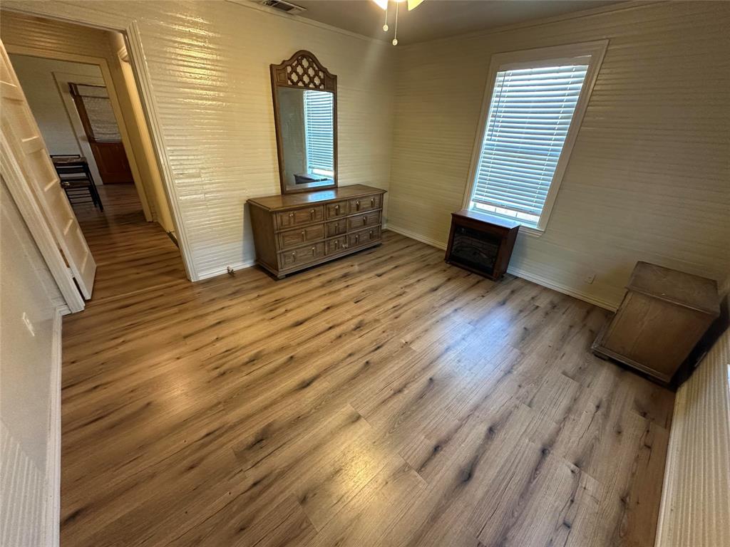 900 W Avenue F Property Photo 4