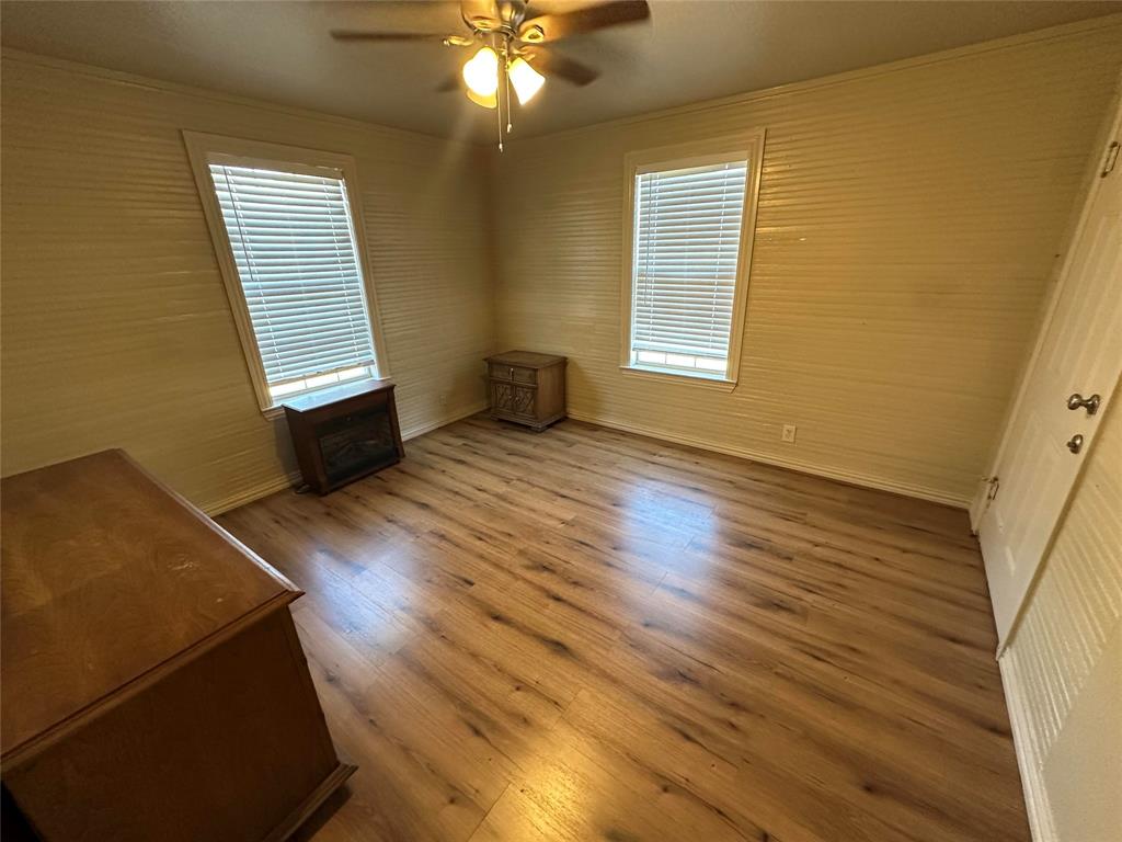 900 W Avenue F Property Photo 5
