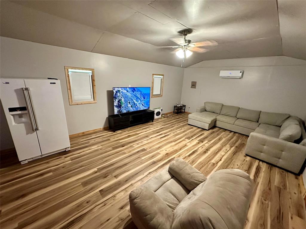 900 W Avenue F Property Photo 10