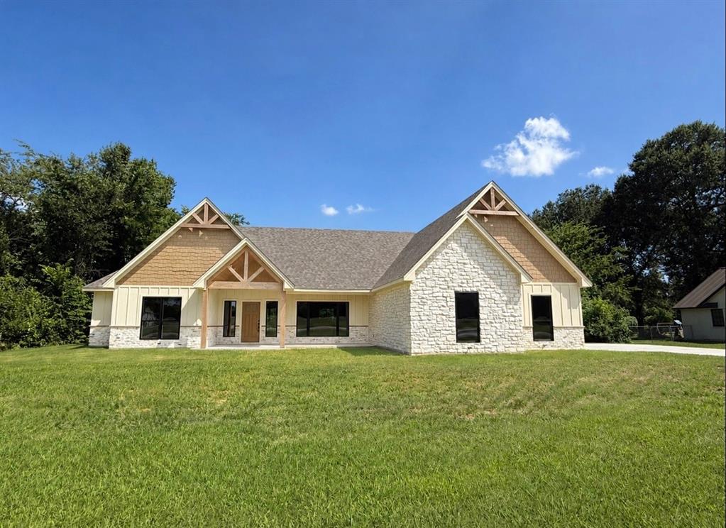 5040 Farm Road 195 Property Photo 1