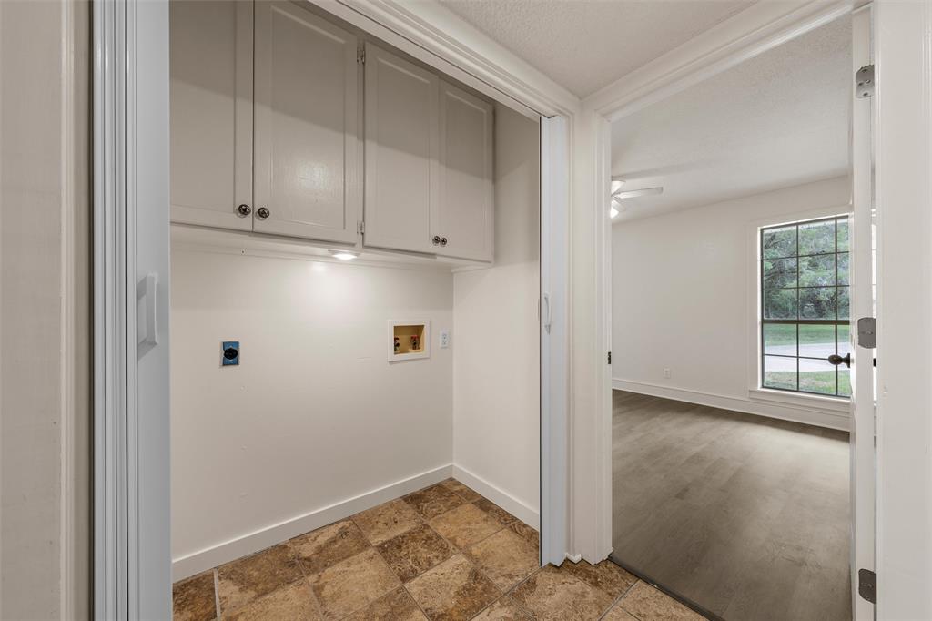 1561 Whitecrest Drive Property Photo 12