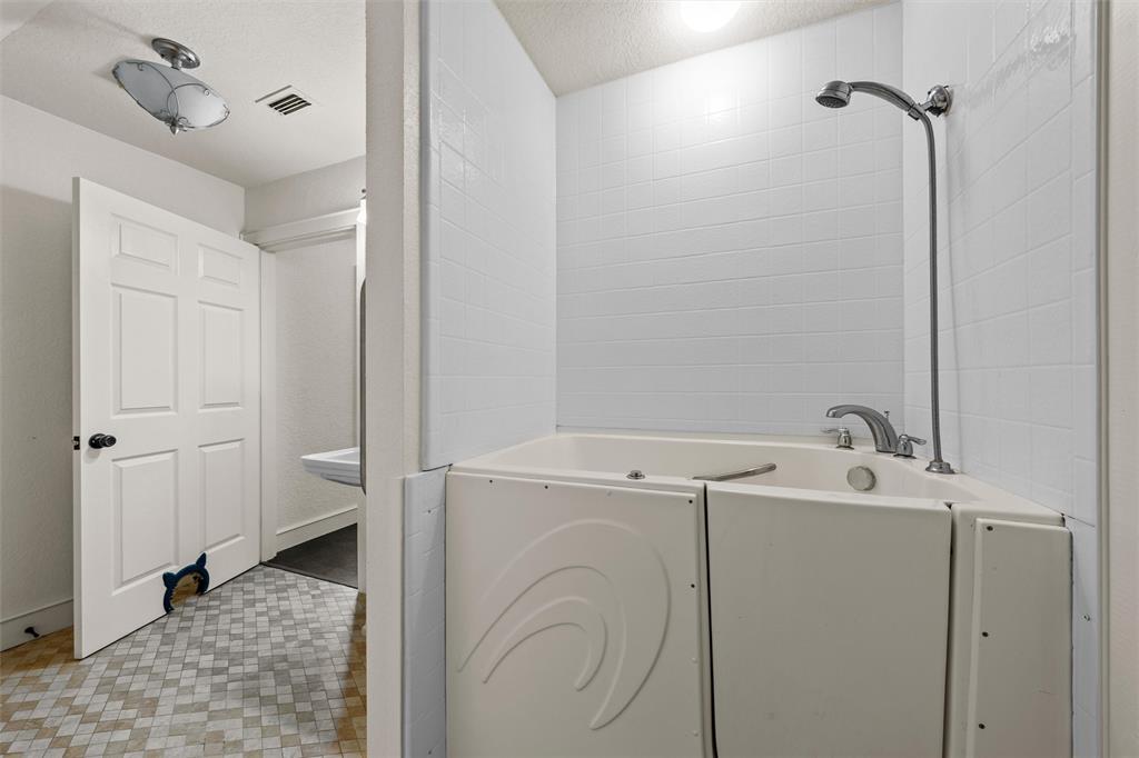 1561 Whitecrest Drive Property Photo 20