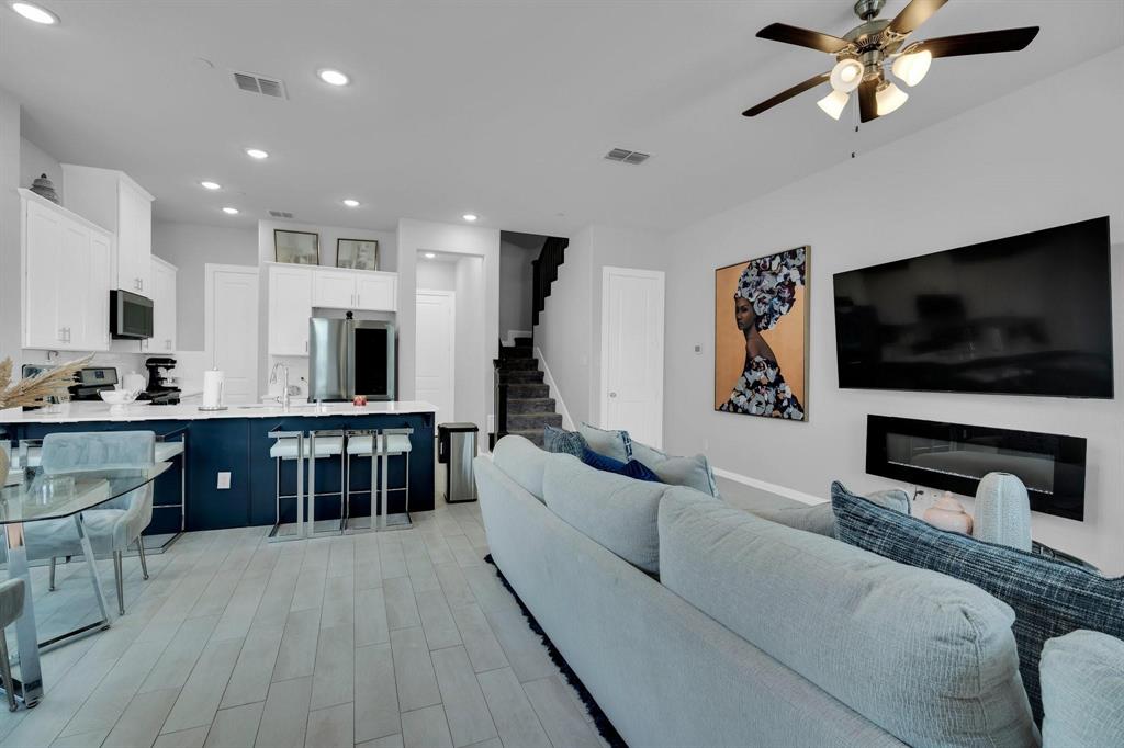 1498 Weston Road Property Photo 4
