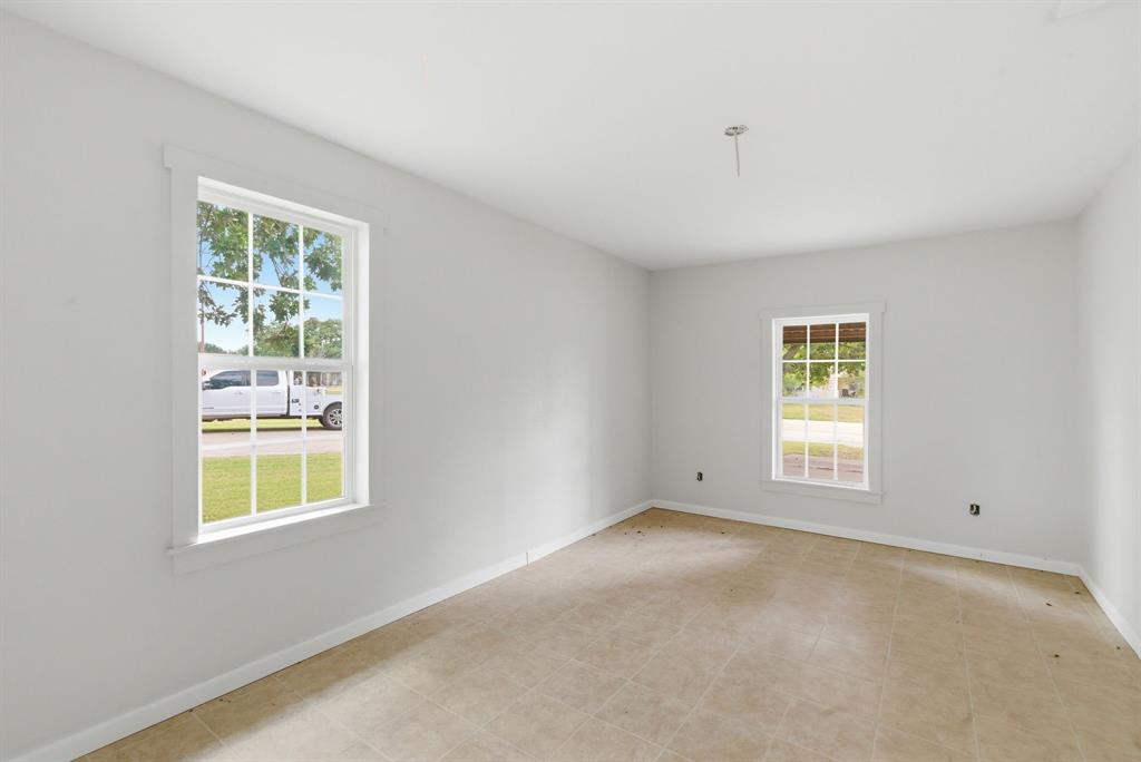 203 N Kickapoo Street Property Photo 6