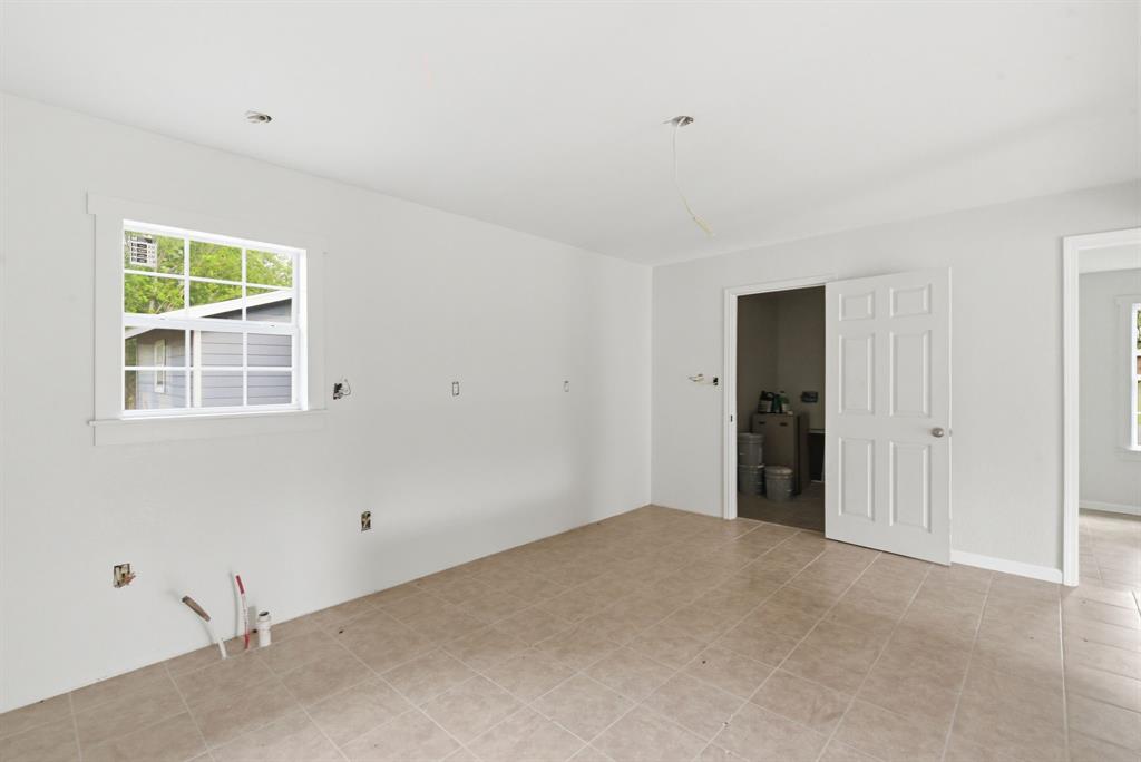 203 N Kickapoo Street Property Photo 11