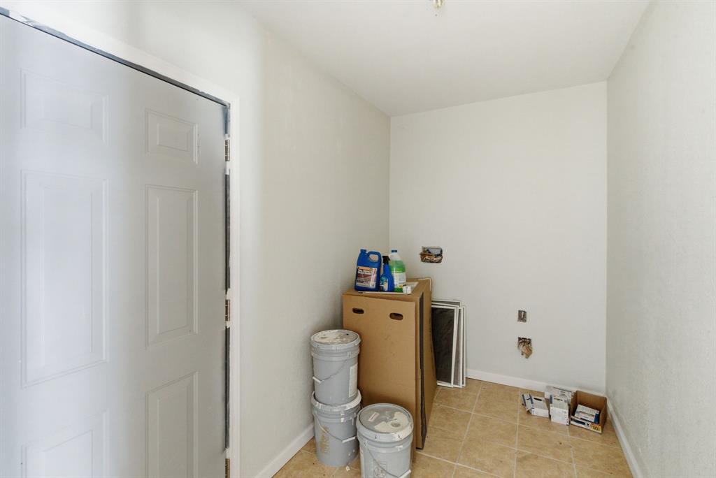 203 N Kickapoo Street Property Photo 13