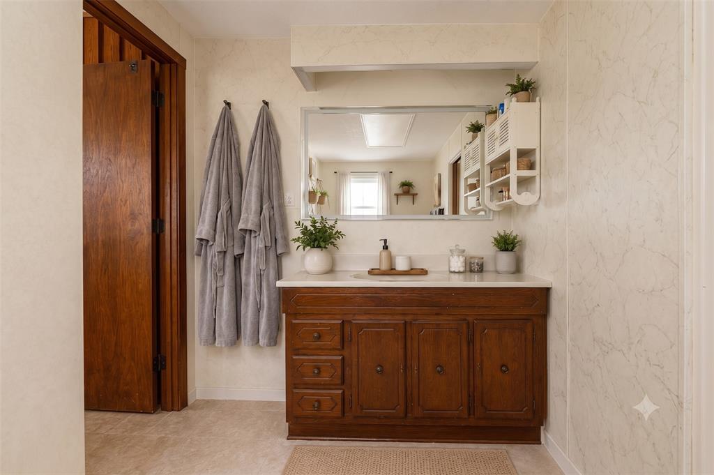 810 W Plummer Street Property Photo 9