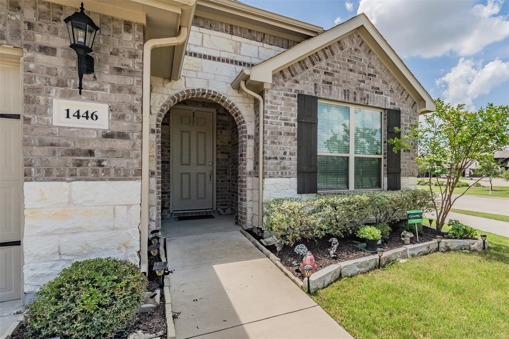 1446 White Water Way Property Photo 3