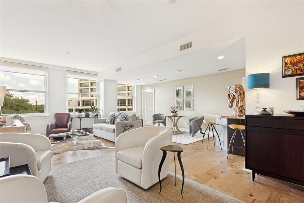 411 W 7th Street 305 Property Photo 1