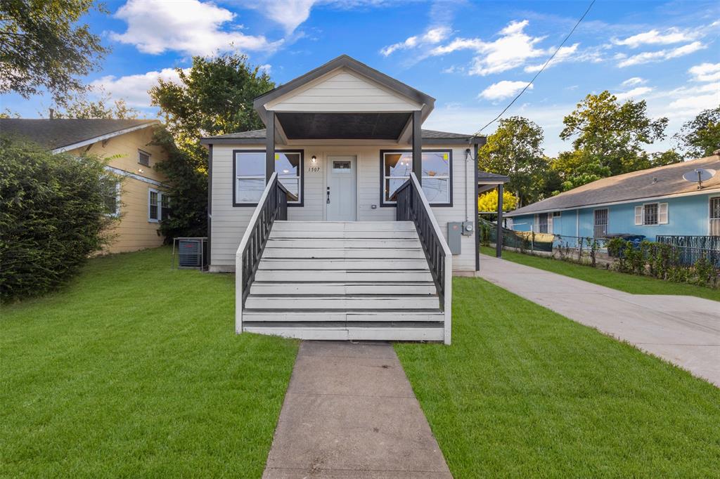 1507 E Waco Avenue Property Photo 1