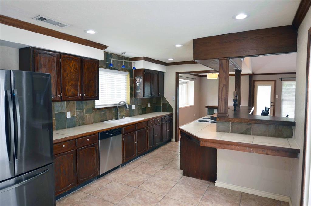 2406 Redbrook Court Property Photo 4