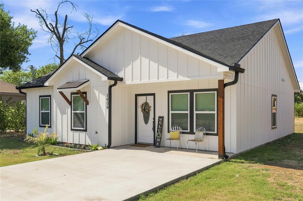 1609 2nd Street Property Photo 2