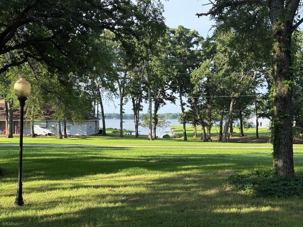 2811 N Shore Drive Property Photo 2