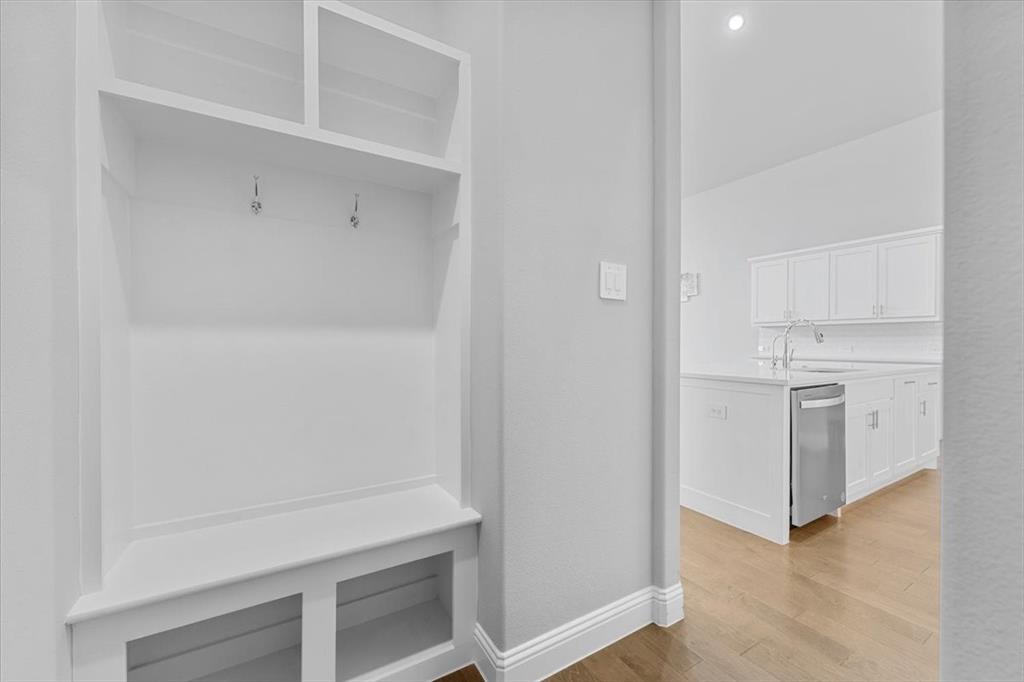 909 Mercer Drive Property Photo 3