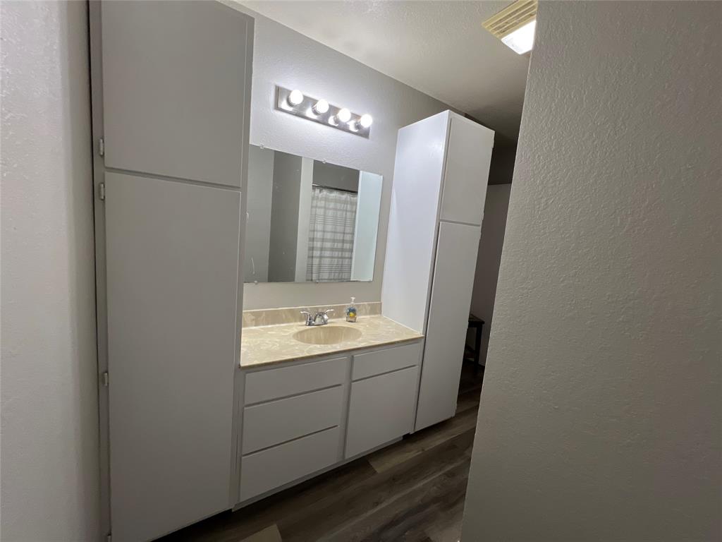 6960 Clifden Drive Property Photo 8