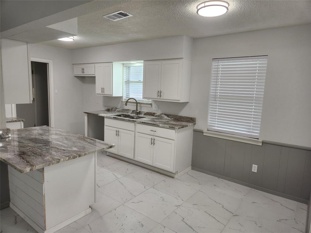 1838 Oak Hill Circle Property Photo 6
