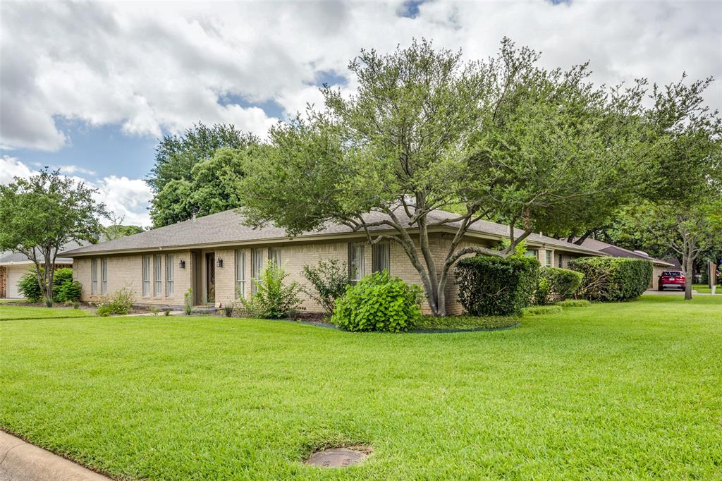 2414 Lakeview Circle Property Photo 1