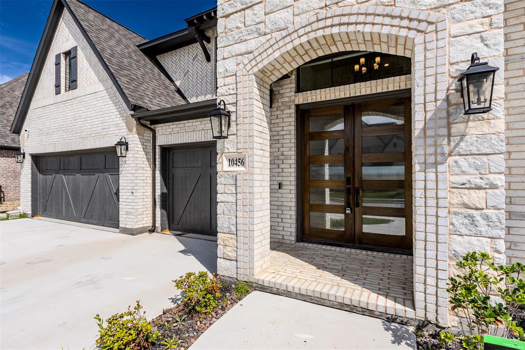 10456 Gray Hills Drive Property Photo 2