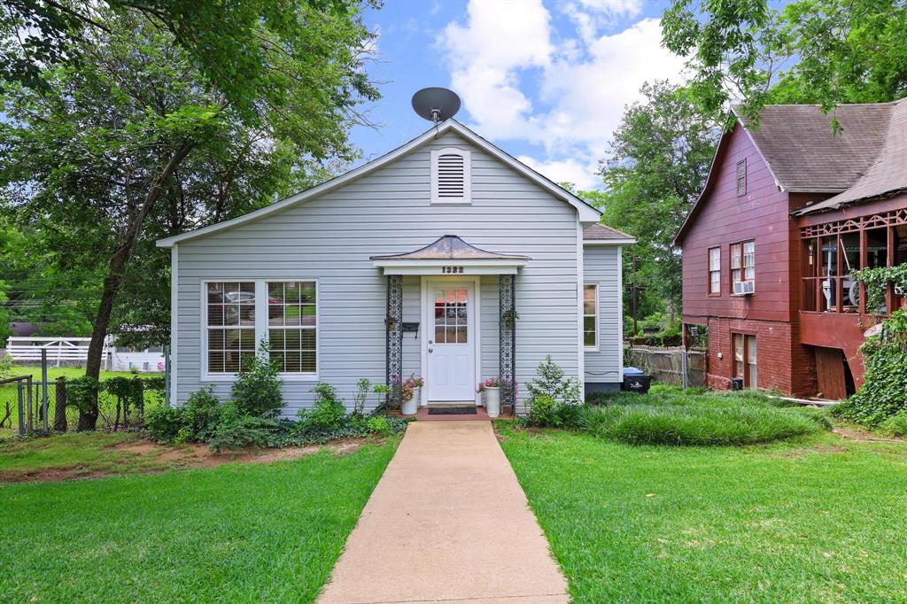 1322 W Chestnut Street Property Photo 2