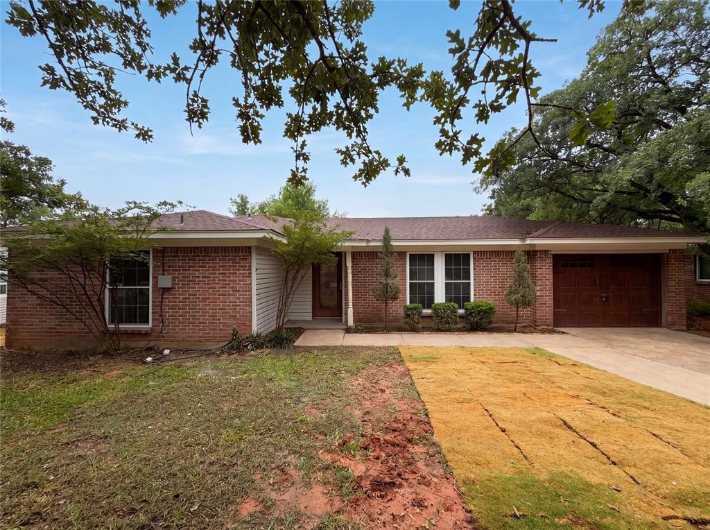 512 Lake Crest Parkway Property Photo 1