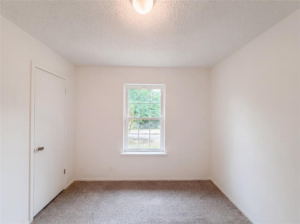 512 Lake Crest Parkway Property Photo 4