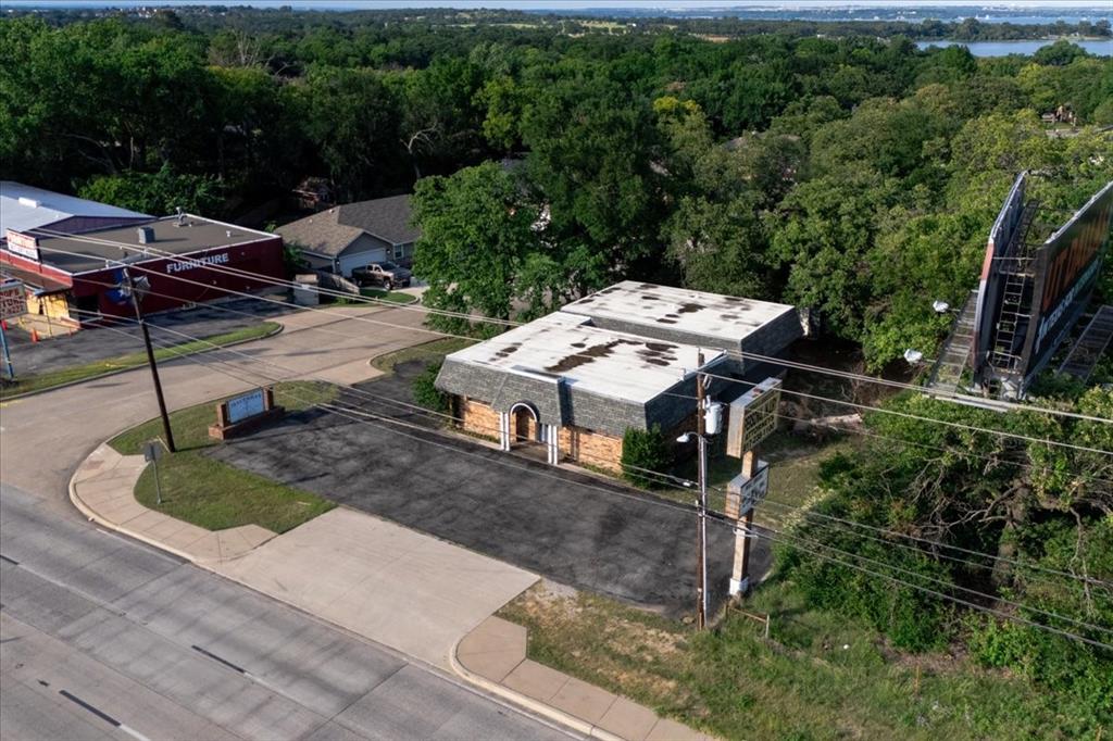 1501 Southeast Parkway Property Photo 2