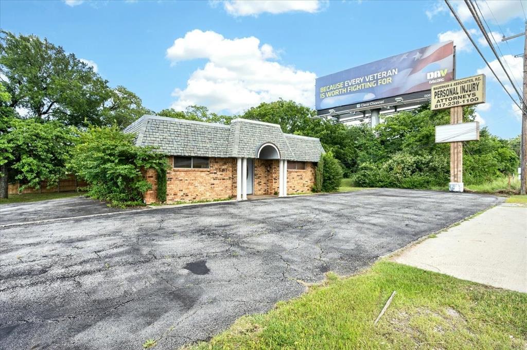 1501 Southeast Parkway Property Photo 7