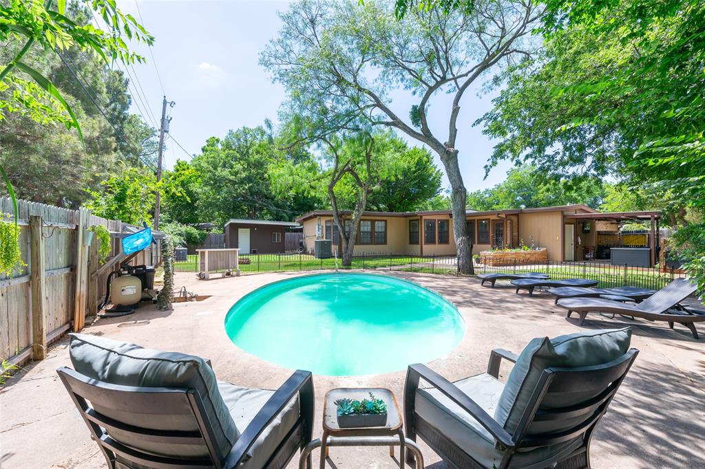 109 Circle Of Holly Property Photo 3