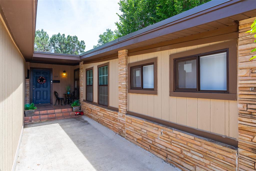109 Circle Of Holly Property Photo 8