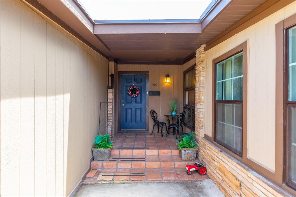 109 Circle Of Holly Property Photo 9