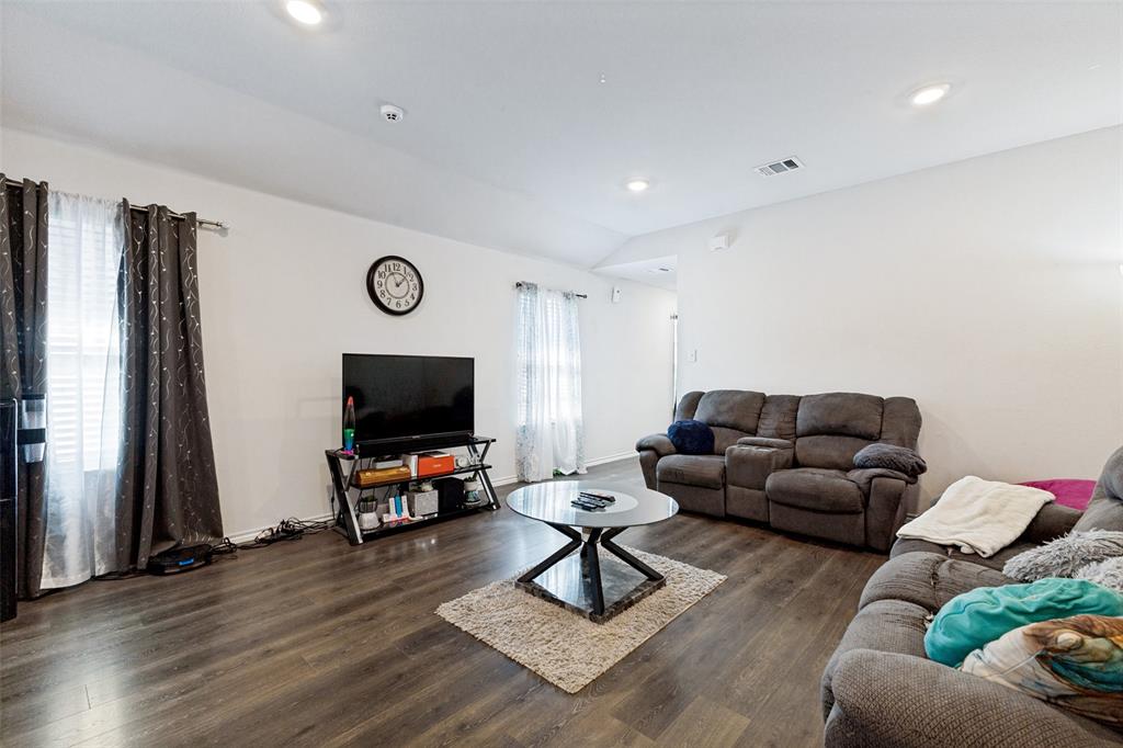2425 Russell Street Property Photo 5