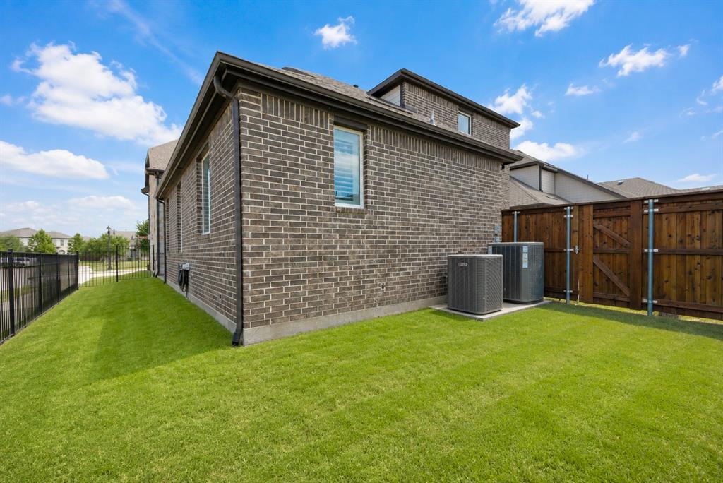 1571 Amesbury Way Property Photo 17