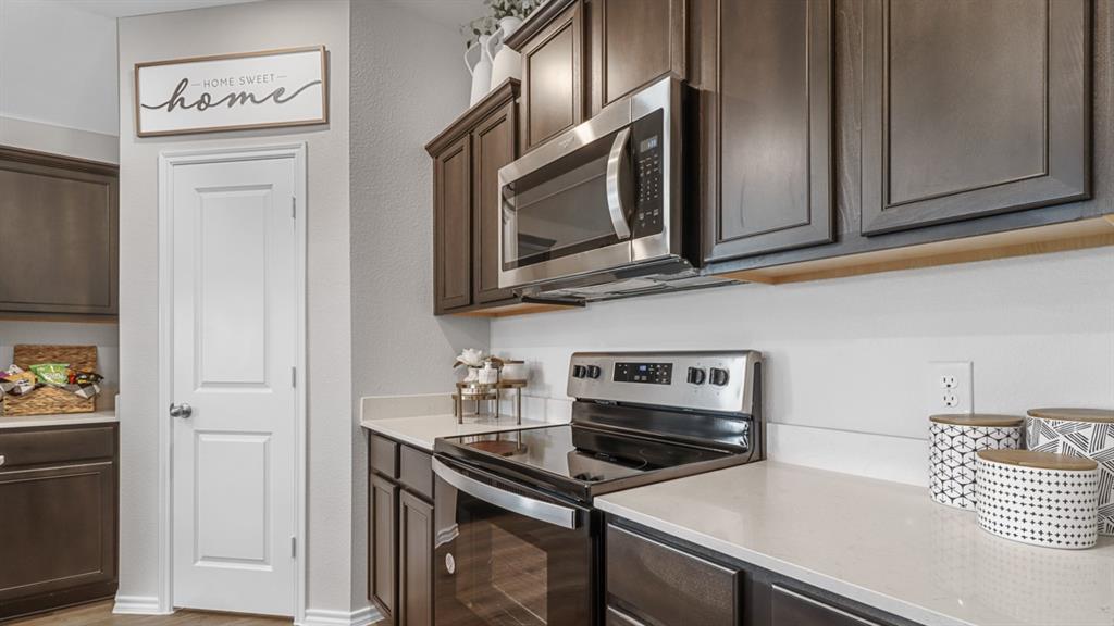 931 Newport Drive Property Photo 3